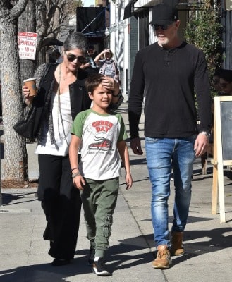 Selma Blair walking on footpath by wearing a black and white outfit.